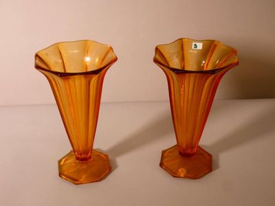 deux vases posés sur une table