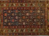 un vieux tapis aux couleurs et aux motifs variés