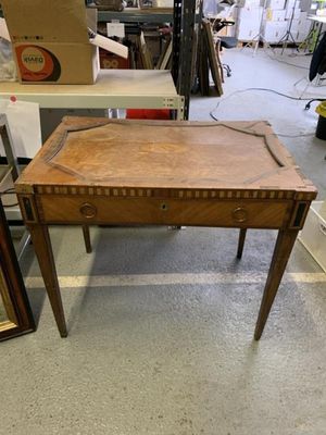 une table en bois avec un tiroir dans une pièce