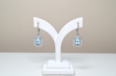 Une paire de boucles d'oreilles en argent sertie de 2 topaze…