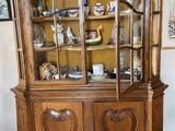 un vaisselier en bois muni d'une porte vitrée