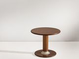 une petite table ronde avec un piètement en bois et un plateau blanc