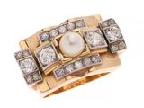 un gros plan d'une bague ornée d'une perle et de diamants