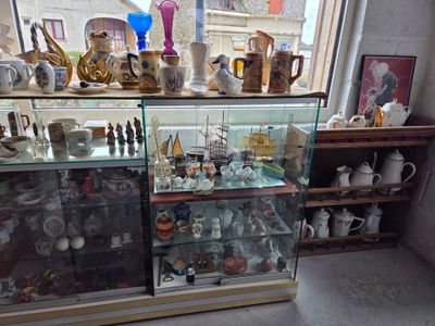 Ensemble de vaisselle, livres, bijoux fantaisie, tableaux, t…