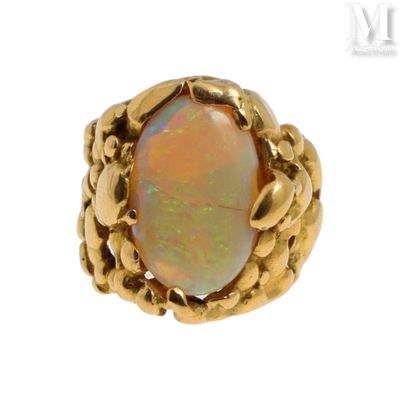 une bague « oplite » en or jaune 18 carats