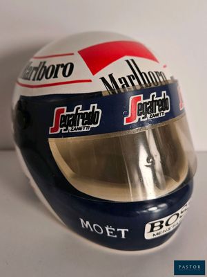 un casque posé sur une table
