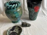 deux vases et un bol posés sur une table