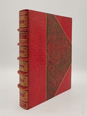 un livre rouge avec des bordures dorées et une couverture rouge