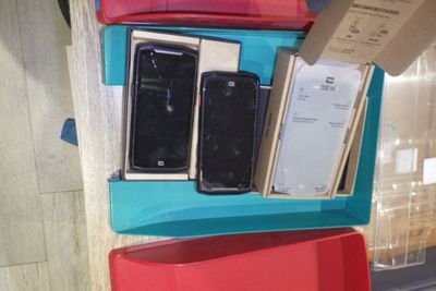 un présentoir de téléphones portables sur une étagère dans un magasin