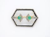 une image d'une paire de boucles d'oreilles en émeraude et diamant