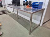 une table en métal sur laquelle se trouvent tout un tas d'outils