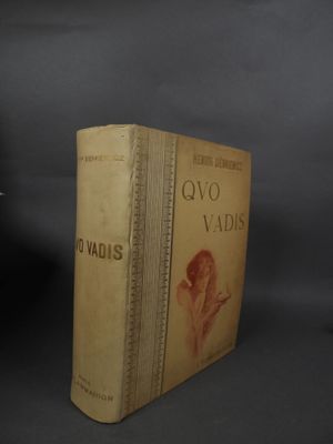 un vieux livre posé sur une table à côté d'un fond noir