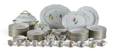de nombreuses assiettes et tasses posées sur la table