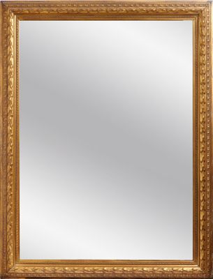 un grand miroir à cadre doré au motif ouvragé
