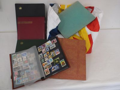 de nombreux timbres de toutes sortes rangés dans un classeur posé sur une table