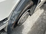 un camion blanc avec un pneu crevé sur le bord de la route