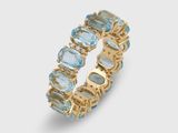 une bague en or sertie de topazes bleues et blanches