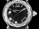 La montre est noire et argentée, avec des diamants sur le cadran.