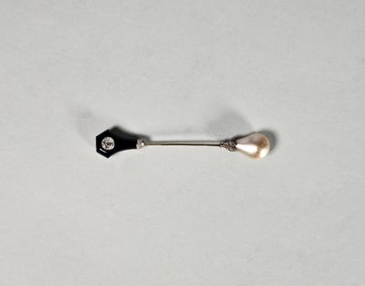 une image représentant une cuillère en argent et un repose-cuillère posés sur une surface blanche