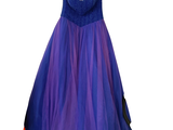 une robe violette et bleue suspendue à un cintre