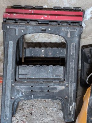 une photo représentant un vieux poêle et une boîte à outils
