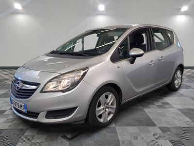 une photo d'une Opel argentée garée dans une pièce
