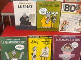 plusieurs livres sont empilés sur une table rouge