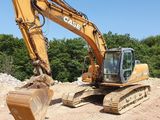 une pelleteuse jaune posée sur un tas de terre