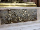 une statue représentant un homme à cheval, posée sur un socle en marbre