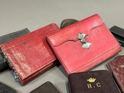 de nombreux modèles différents de portefeuilles en cuir posés sur une table