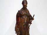 figurine représentant un saint tenant un bâton et une croix