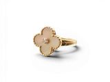 Gros plan sur une bague en or ornée d'une fleur