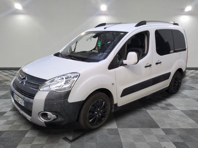 la camionnette blanche est garée sur le sol en damier d'une pièce