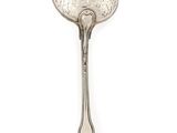 une cuillère ancienne en argent avec un manche, sur fond blanc