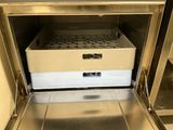 une porte de four ouverte dans laquelle se trouve un plat en métal