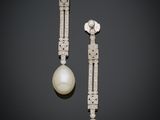 une paire de boucles d'oreilles en perles et diamants