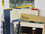tout un tas de cartes postales de toutes sortes sur la table