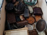 une boîte remplie de vieilleries posée par terre