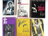 Plusieurs livres sur le jazz sont alignés sur une surface blanche
