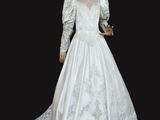 une photo d'une femme vêtue d'une robe de mariée blanche et d'un chapeau