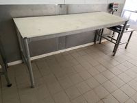 Une table de coupe en inox à plateau en résine Dimensions : … (photo 2)