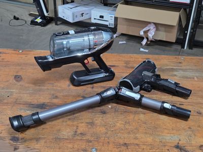 trois types d'armes à feu différents posés sur une table en bois