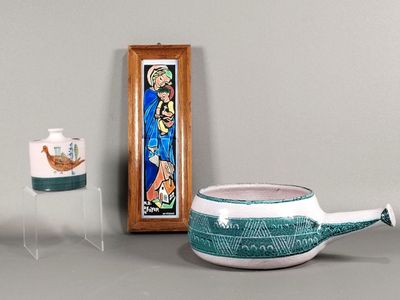 deux vases placés l'un à côté de l'autre
