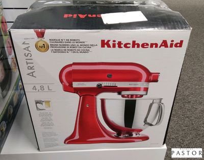 un robot de cuisine KitchenAid rouge exposé dans un magasin
