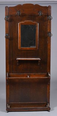 une vieille armoire en bois surmontée d'un miroir