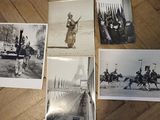 plusieurs vieilles photos en noir et blanc représentant des militaires à cheval