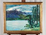 une peinture à l'huile représentant un lac avec des arbres et des montagnes en arrière-plan
