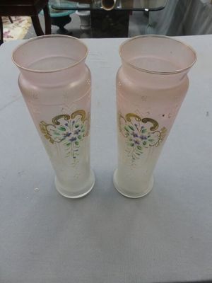 Paire de vases en verre dépoli à décor émaillé de fleurs et …