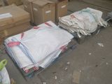une palette sur laquelle sont empilés de nombreux sacs et cartons