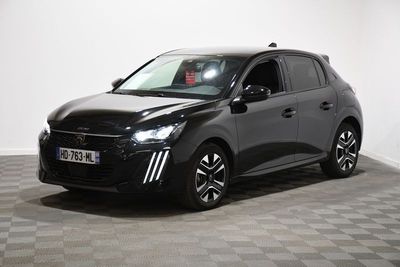 une photo d'une voiture noire garée dans une pièce